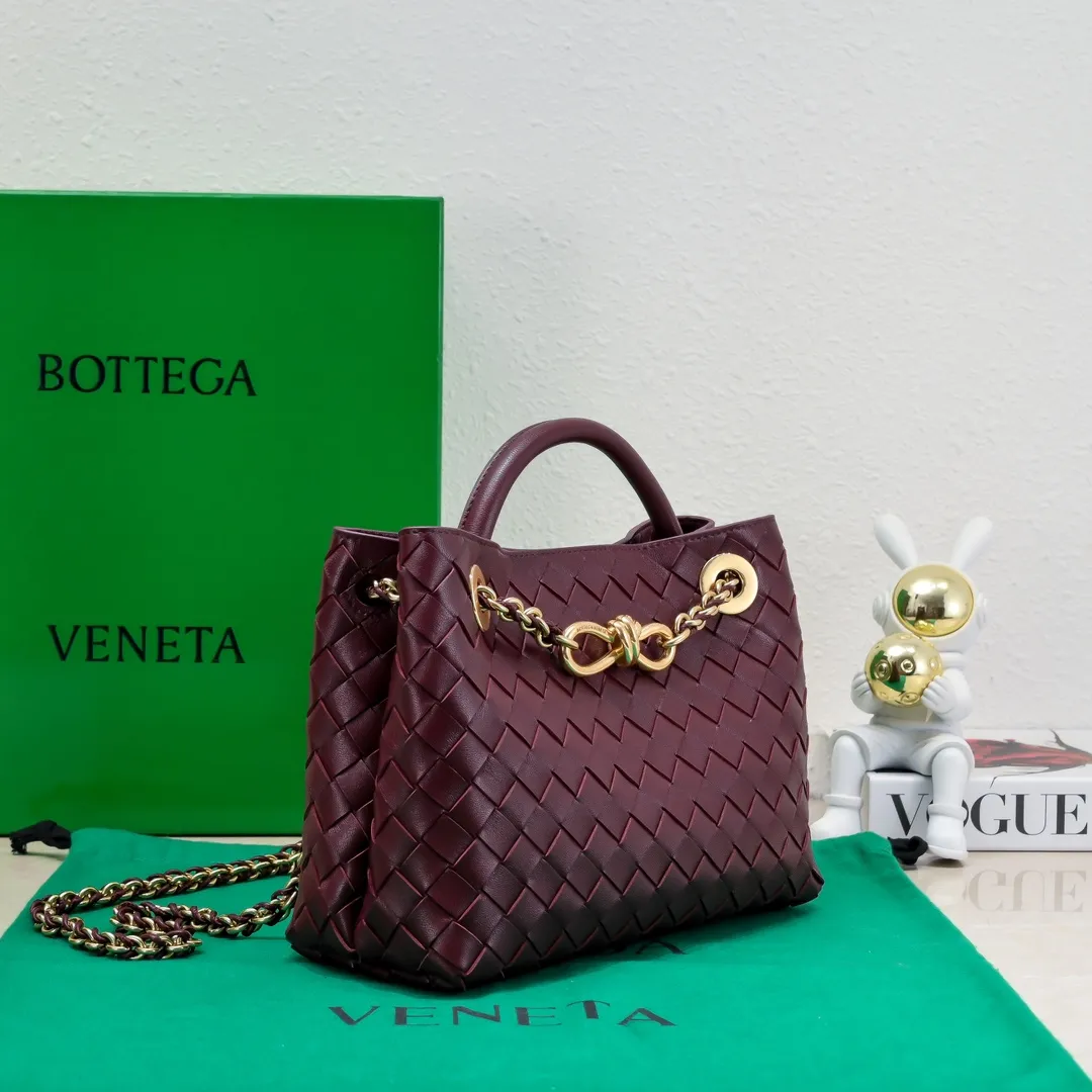 Batch 1960 BOTTEGA VENETA 2024 spring and summer new small ANDIAMO chain bag is also available! 🔥🔥I believe many friends have been waiting for a long time. The metallic chain adds a touch of sophistication to the original softness and elegance of Andiamo. The collision of classic craftsmanship and elegance creates a different kind of beauty. Style number: 6008 Size: 25*22*10.5cm